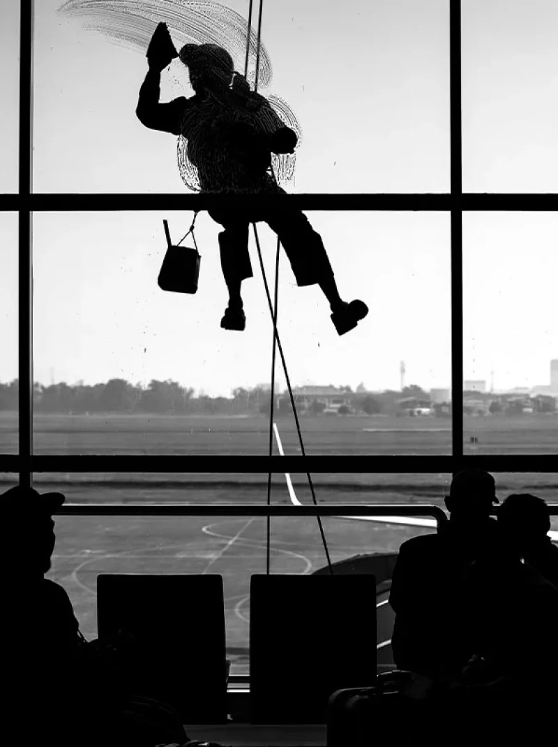 Abseil_cleaning_shadow