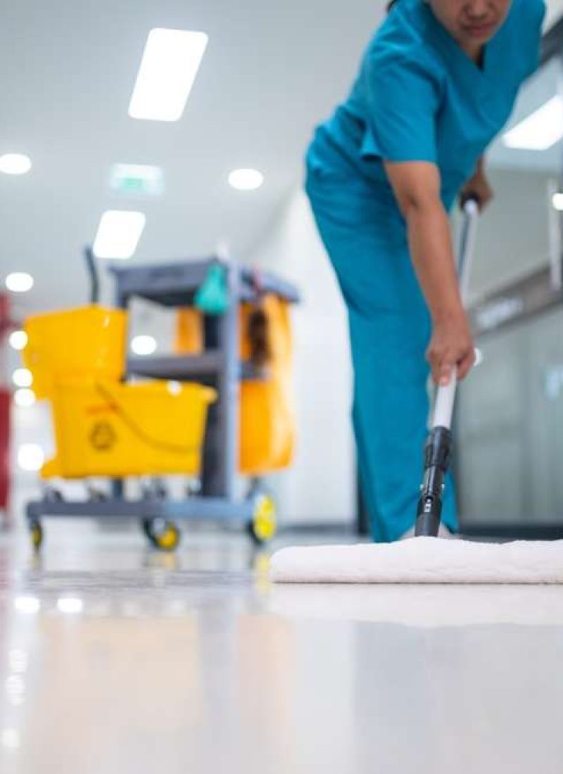 Cleaner,Using,Mops,,Cleaner,With,Mop,And,Uniform,Cleaning,Hall